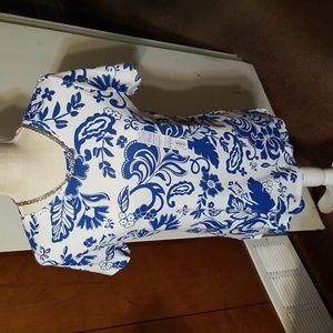 Ladies crew neck top. small